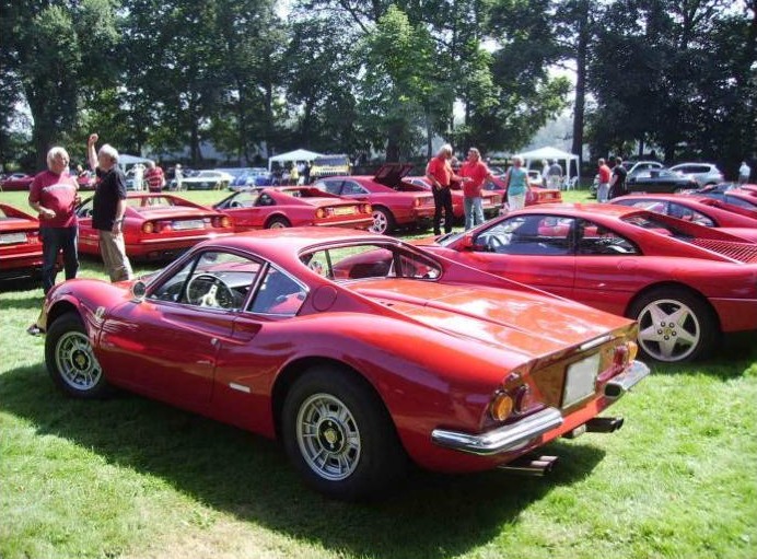 Ferrari Treffen auf der Wiese